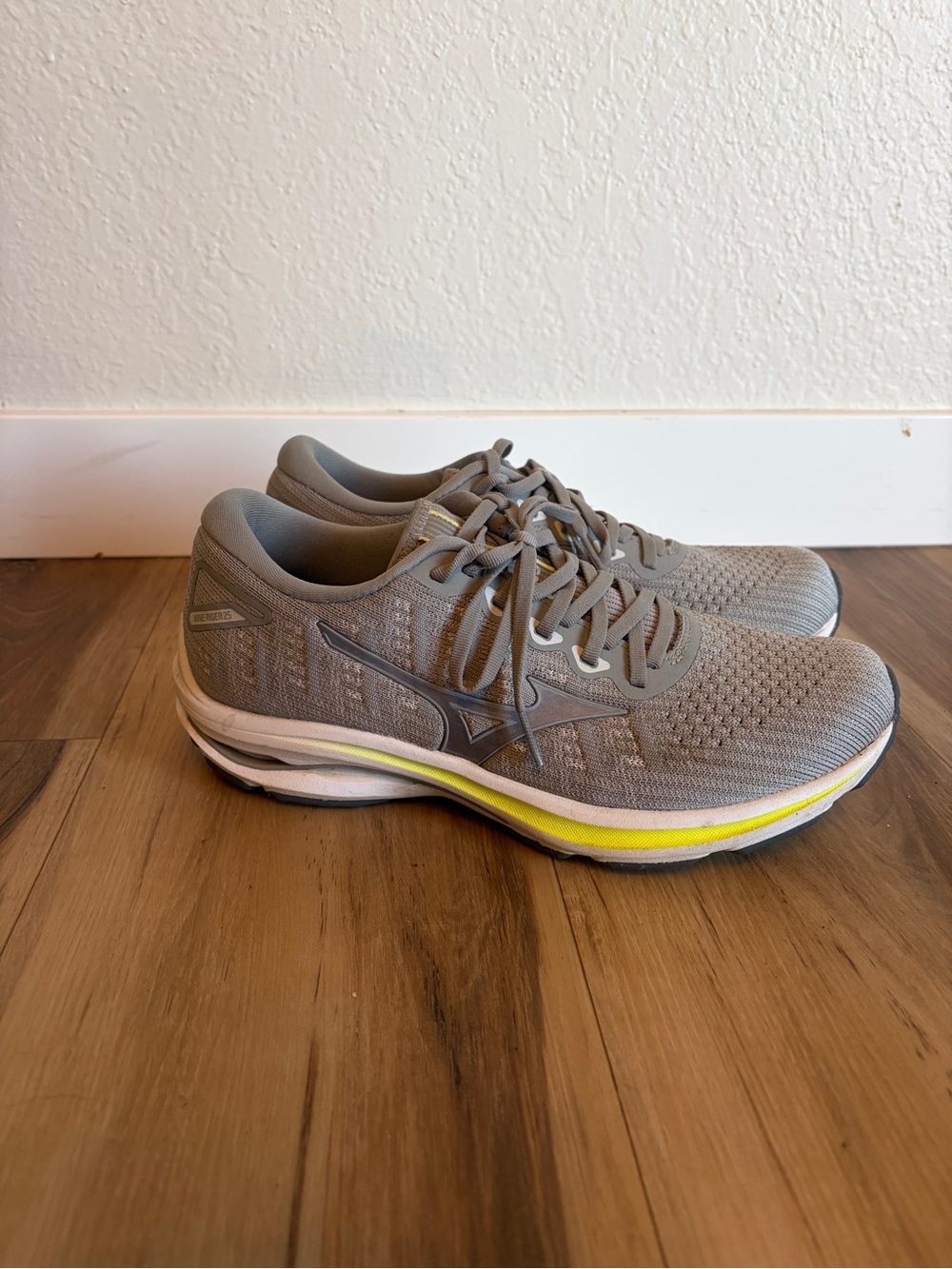 Mizuno women’s Wave Rider 25 running shoes size 9.5